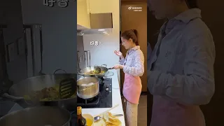 [Vid] Zhao Lusi cooking for her team