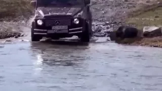 Mercedes G 500 [off-road] river crossing 4x4