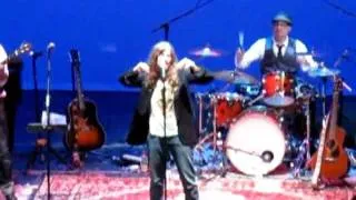 PATTI SMITH & Her Band - "Gloria" (acoustic @Burgtheater 2011)