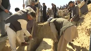 Afghanistan: Bei Explosionsserie getötete Mädchen beerdigt