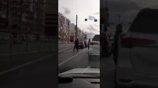 Двое водителей подрались на проезжей части улицы Пермякова в Тюмени
