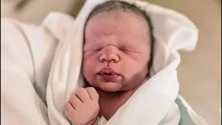 Newborn Opens Eyes For The First Time – Then Her Mother Sees this Bizarre Detail