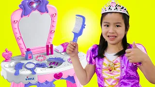 Jannie Se Viste de Princesa | Disney Princesses Costume and Makeup | Maquillaje para Niñas