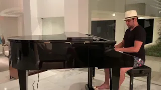 Leo Magalhães cantando em casa Zezé di Camargo