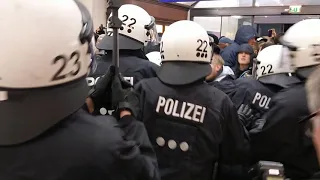 "Merkel muss weg": Polizei räumt Blockade des Bahnhofs Dammtor durch Gegendemonstranten