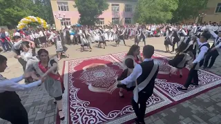 Красивый Школьный вальс💃🏻🕺🏻Когда уйдём со школьного двора.🛎️💐Последний звонок 2024💐27 «Мәртөбе”