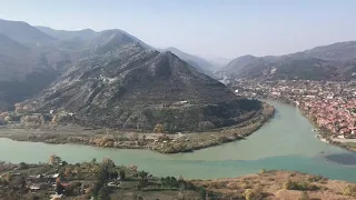 Слияние двух рек: Арагви и Куры у Монастыря Джвари в Грузии