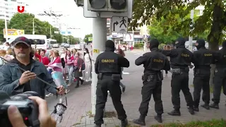 Минск. ОМОН то и дело пытается разбить колонну протестующих.