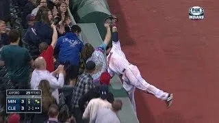 Santana makes a nice catch in foul territory