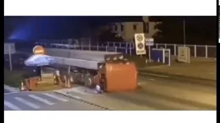 Незакреплённый груз протаранил кабину грузовика / A loose load rammed the truck cab