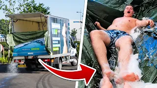 MEGA SLIP 'N SLIDE IN EEN RIJDENDE VRACHTWAGEN! (Pijnlijk)