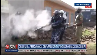 Tear gas ku kitebe kya FDC ,waliwo omuwagizi akubiddwa ,ekitebe kya FDC kisaliddwako poliisi