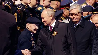 Путин лично поздравил каждого ветерана на параде Победы в Москве