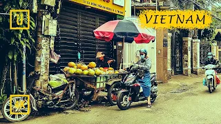 Walking in Vietnam. Exploring Ho Chi Minh City winding streets. Binaural Audio. [4K walking tour]'21