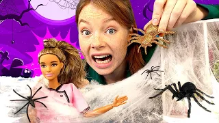 Barbie Video. Eine gruselige Überraschungsparty für Lea. Spielspaß mit Puppen und Irene