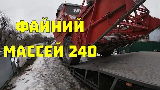 Комбайн Massey Ferguson 240. Ford Escape на зворотньому напрямку