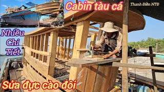 Thợ lắp ghép nhiều chi tiết gỗ đóng cabin tàu cá mất nhiều thời gian