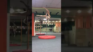 Pole dance немножко трюков для тренировки