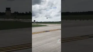 Avionul F 16 zboara foarte aproape de sol !