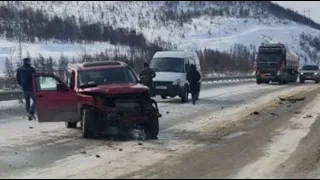 Отправил фуру в кювет: водитель внедорожника устроил аварию на трассе в Магадане