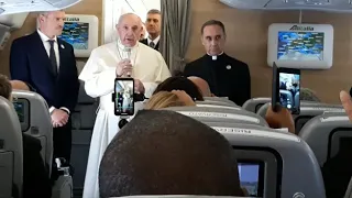 Papa in Mozambico, scambio di battute in aereo con i giornalisti