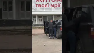 співробітники СБУ проводять обшук в автомобілі біля готелю Житомир