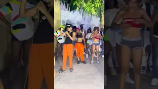 Robinio Mundibu danse sur un beat d’Afara Tsena