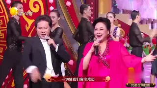 郑咏携戴玉强美声演绎《饮酒歌》，欢快的音符带动着全场观众气氛