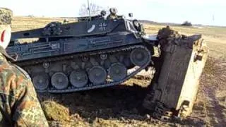 Bergepanzer dreht alten Schützenpanzer