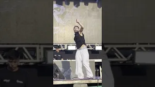 DJ Arana viraliza mais uma dancinha em show