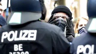 Wie leichter Regen? Wasserwerfer gegen Corona-Proteste in Berlin