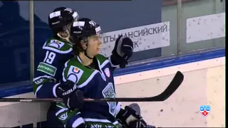 Гусев прячет бросок под Курбатовым / Gusev's tricky goal against Amur