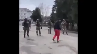 Unarmed Ukrainians are chasing armed russian occupiers. Украинцы гоняют русских оккупантов