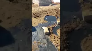 В Атырау на кладбище прорвало канализацию