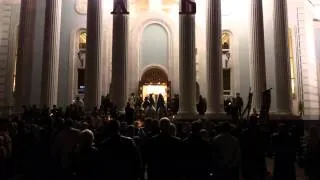 Христос воскрес -  Крестный ход вокруг храма при непрерывном трезвоне