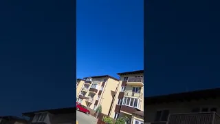 Un avion survolează cerul Sibiului