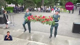 Алматинцы почтили память погибших в Великой Отечественной войне у Обелиска Славы