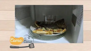 Como en casa. Truco para calentar pizzas en el microondas.