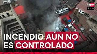 Incendio en Mesa Redonda: bomberos ya confinaron el fuego pero aún no logran controlar la emergencia