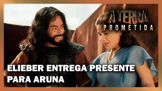 Elieber entrega um presente especial para Aruna | A TERRA PROMETIDA