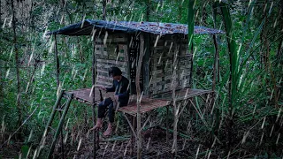 CAMPING IN HEAVY RAIN, BUILDING A WOVEN BAMBOO HOUSE IN HEAVY RAIN, BUSHCRAFT SHELTER