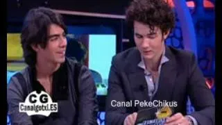 Jonas Brothers cantando en español el porompompero