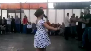 Маленькая девочка красиво танцует
