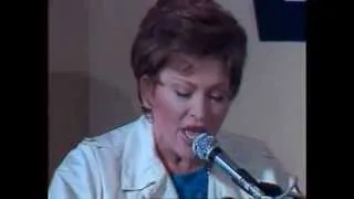 Rika Zarai - Hebrew medley (ose shalom....) live in France, 1982)