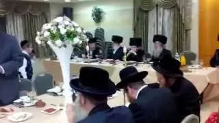 ילד הפלא ארי רייך בשיר המרגש לבקש רחמים.Ari Reich sings levakesh rachamim