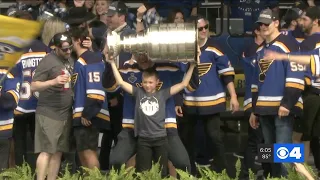 Massive crowd migrates to the Gateway Arch for a Stanley Cup celebration rally