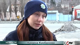 Двое мужчин сняли флаг Украины со здания харьковской школы-05.02.2018