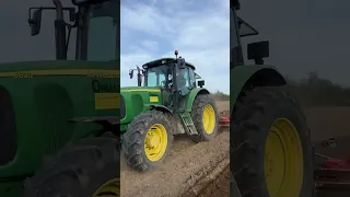 Trattore prepara terreno per semina