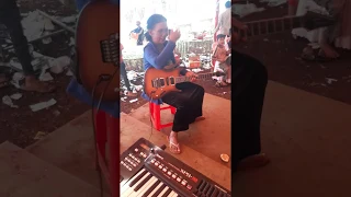 thánh  chơi  đan  guitar Tại đám cưới cụ 74 tuổi