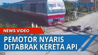 Detik-detik Pengendara Sepeda Motor Nyaris Ditabrak Kereta Api Saat Terjatuh